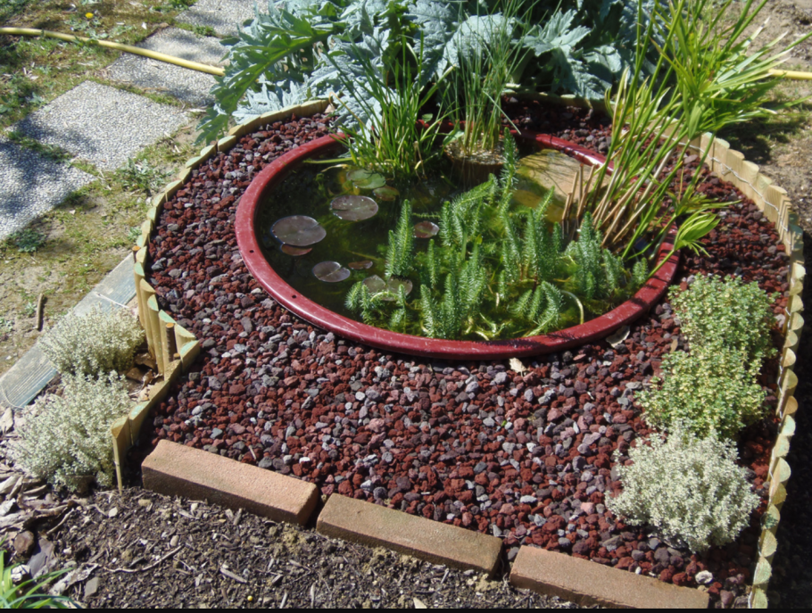 Клумба с прудиком