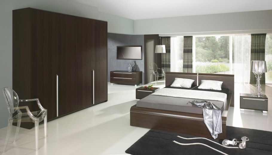 Спальня с темной мебелью
