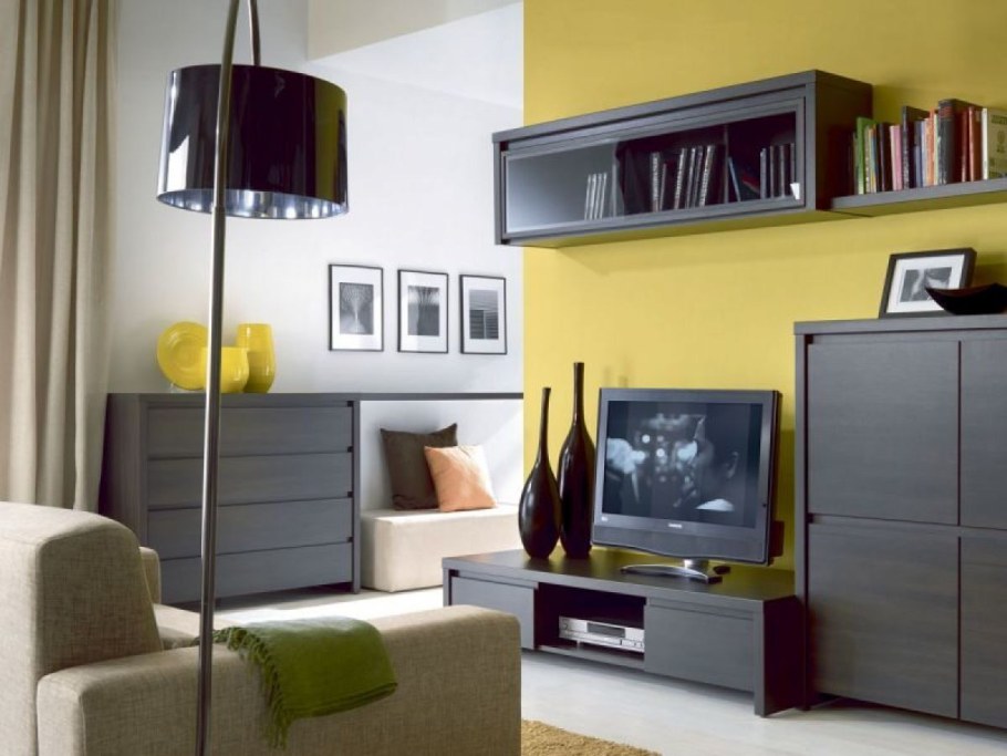 Спальня с коричневой мебелью