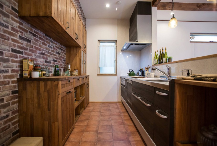 Интерьер длинной кухни в частном доме