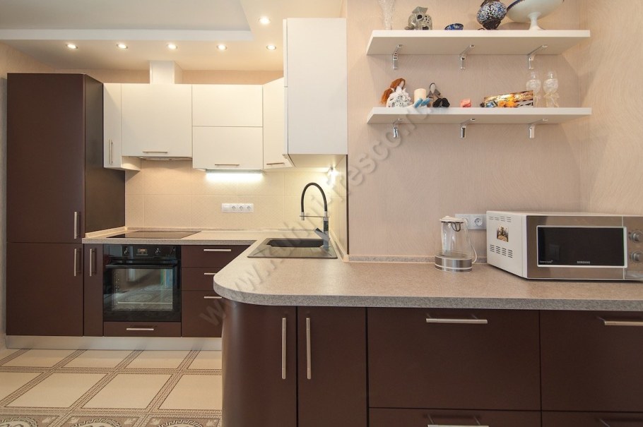 Кухонный гарнитур коричневый с бежевым