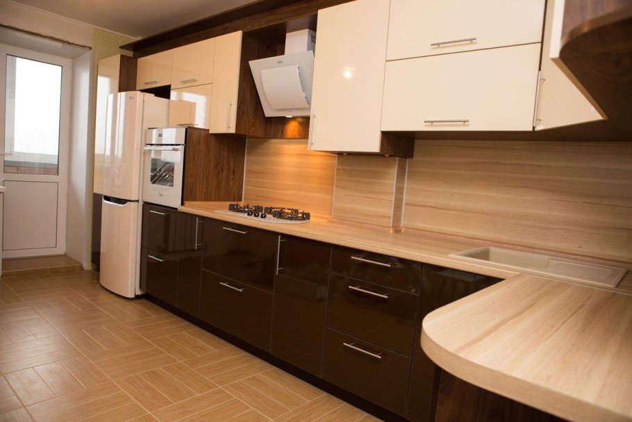 Бежевая кухня с коричневой столешницей