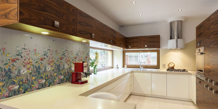 Кухня в бежевых тонах с деревом