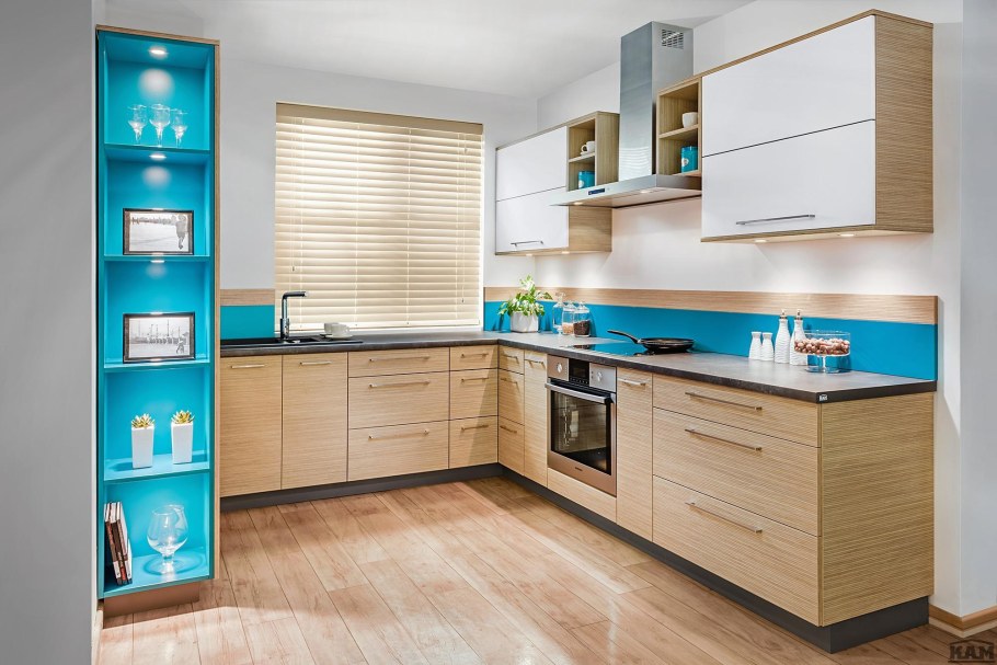 Кухонный гарнитур под светлое дерево