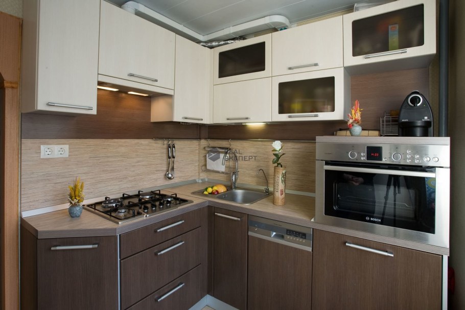 Кухонный гарнитур кофейного цвета с темной столешницей