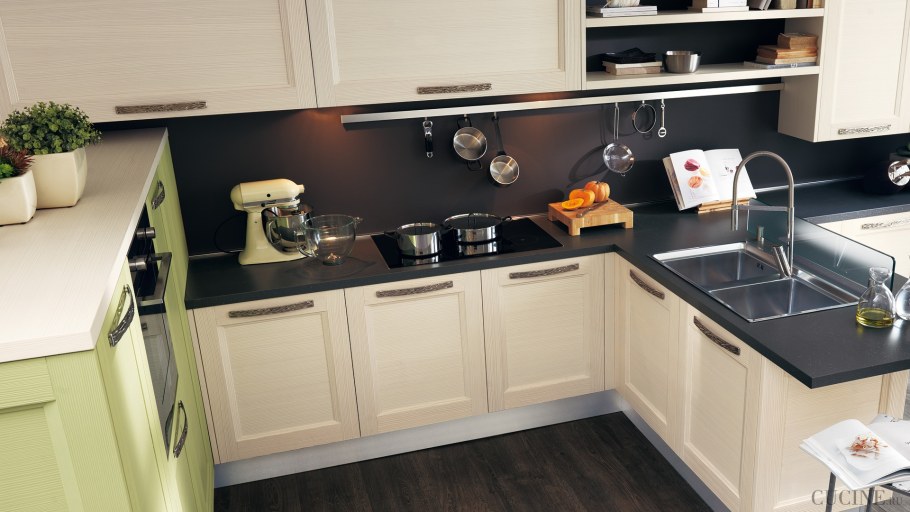 Кухня с коричневой столешницей