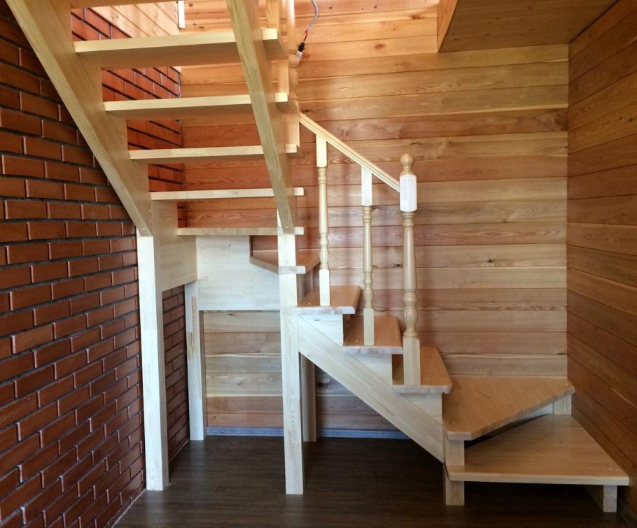 Лестница на второй этаж на даче