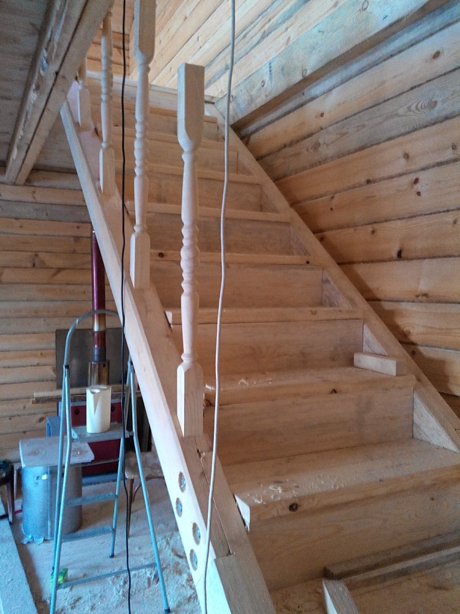 Компактная лестница на второй этаж