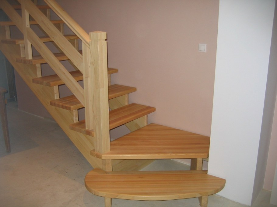 Деревянная лестница с поворотными ступенями