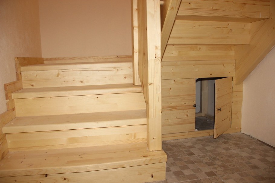 Простая лестница с подиумом на второй этаж в частном доме