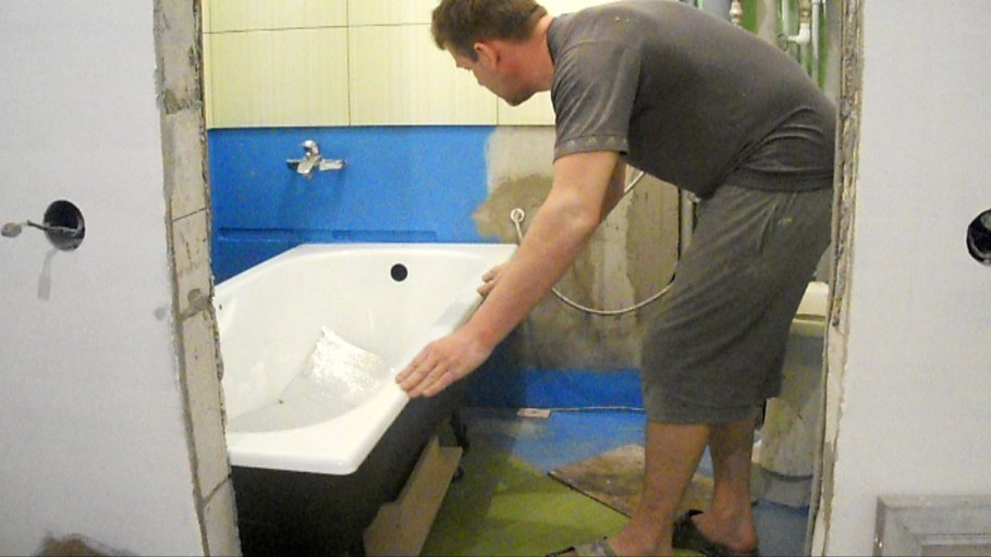 Демонтаж старой чугунной ванны