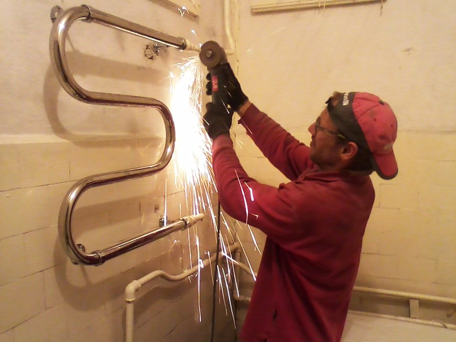 Демонтаж старого полотенцесушителя