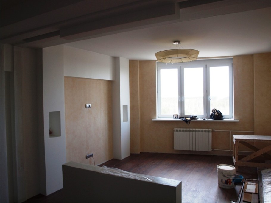 Мастера делают ремонт в детской