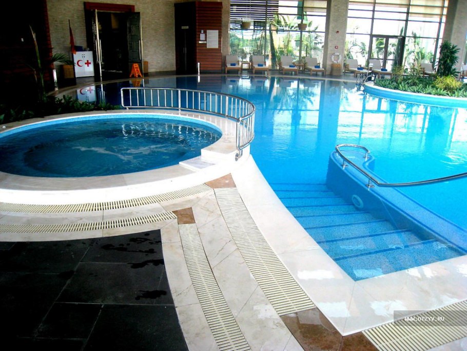 Бассейн с подогревом отель