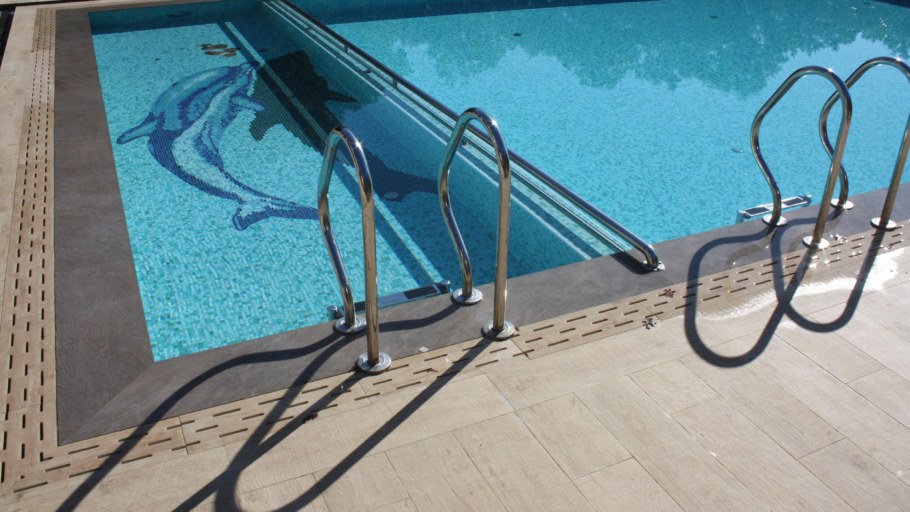 Уличный бассейн зимой