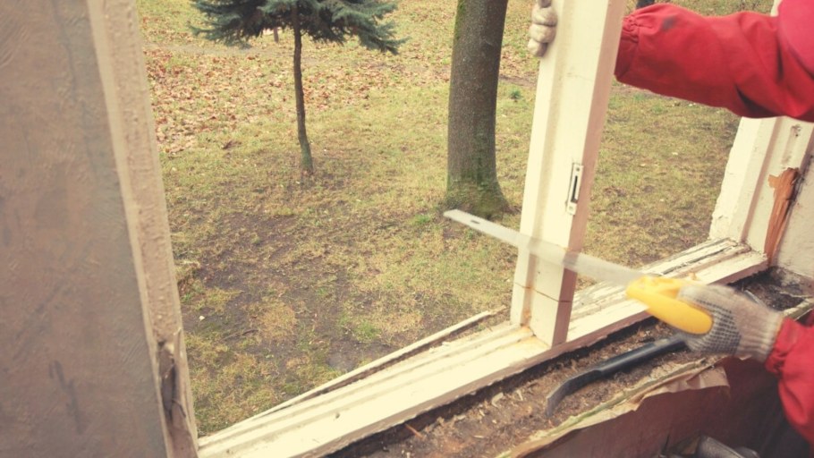 Как снять пластиковую дверь с петель