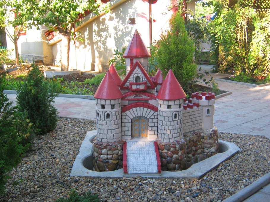Декоративный замок для сада