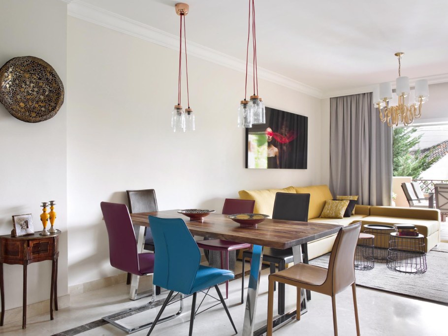 Люди выбирают мебель