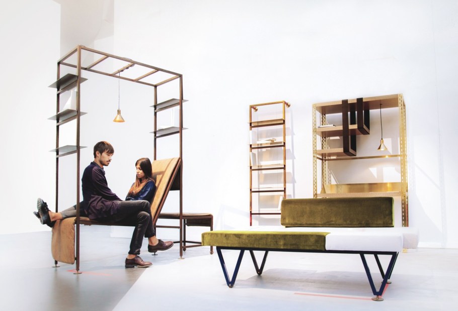 Дизайнер придумывает мебель