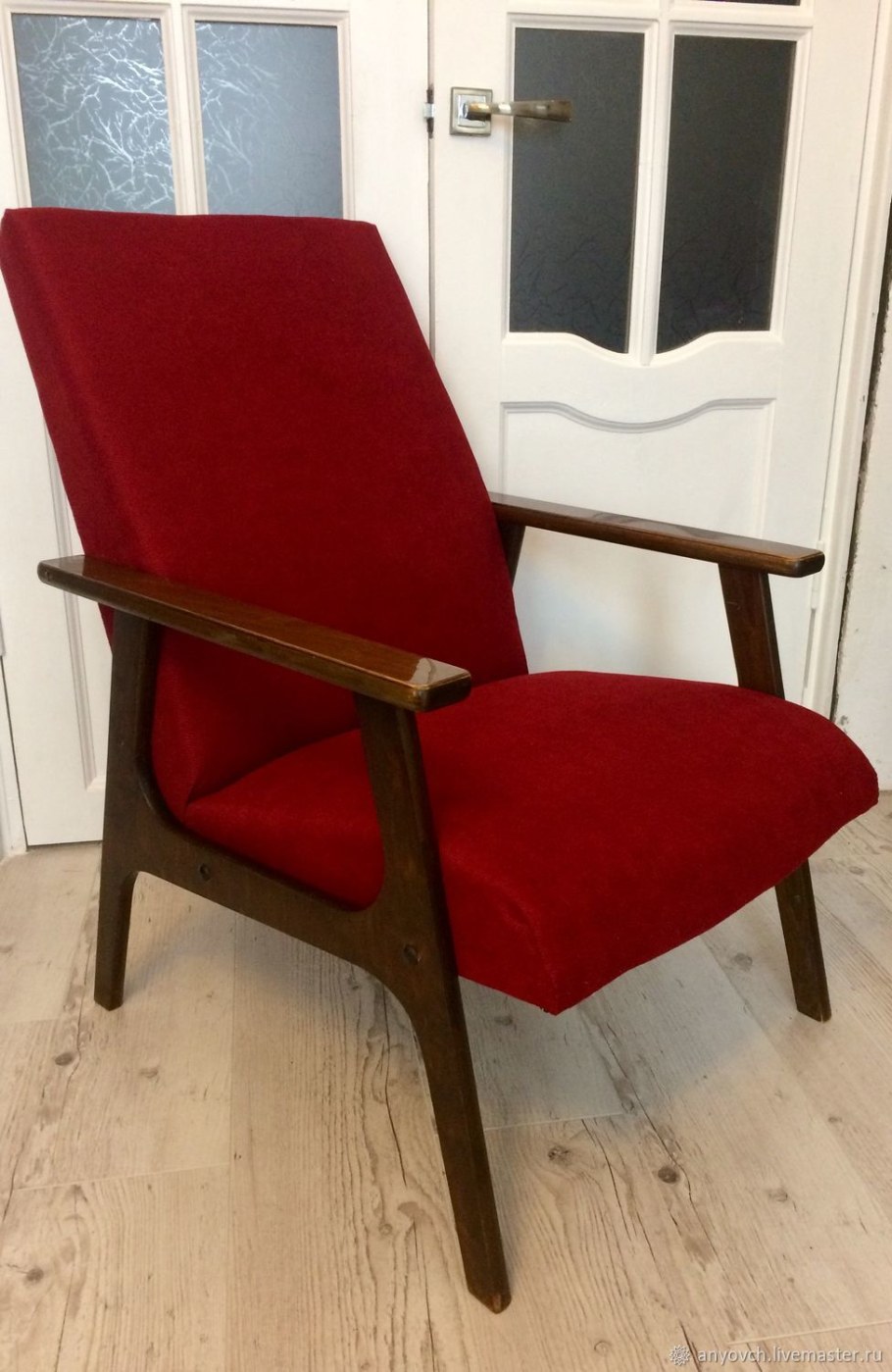 Кресло с деревянными подлокотниками
