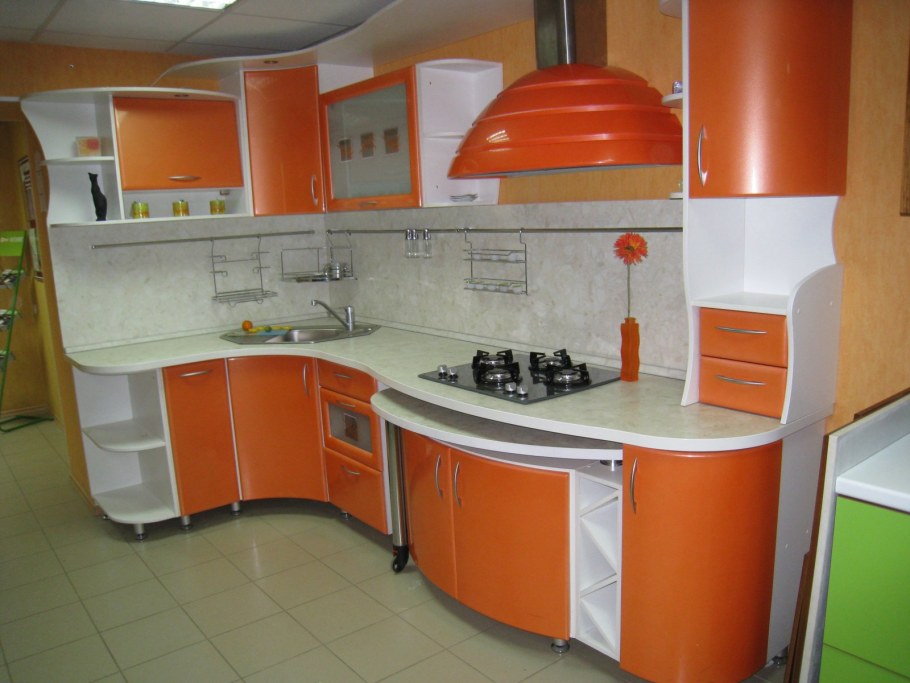 Кухни из массива дерева с барной стойкой