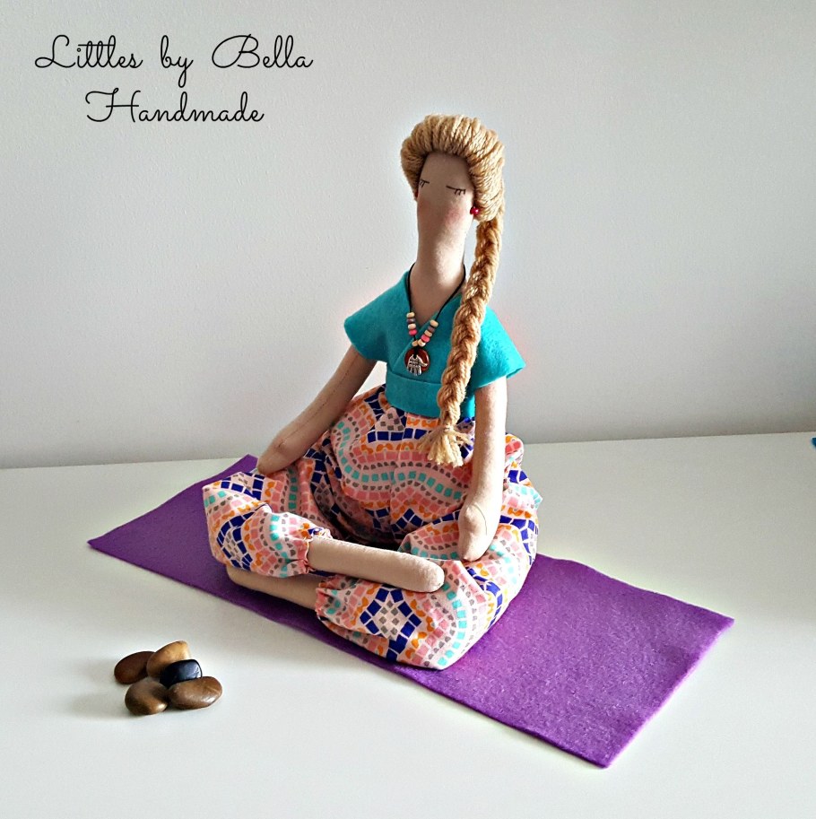 Рюкзачок крючком для каркасной куклы