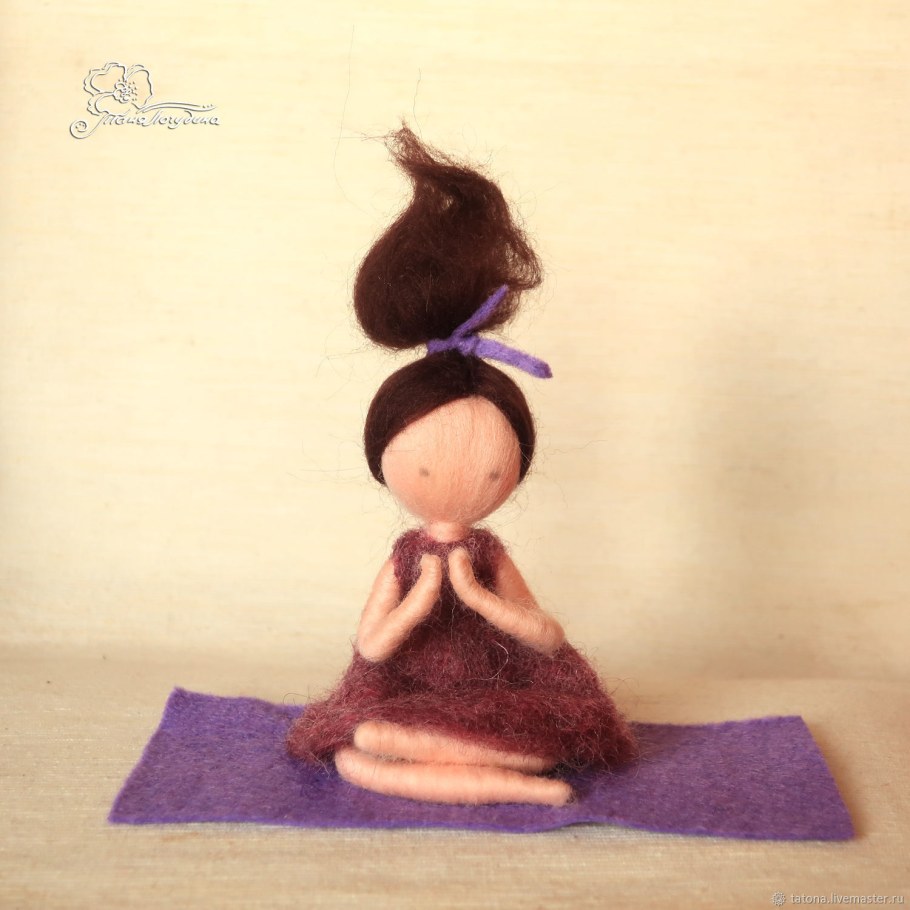 Кукла йогиня текстильная