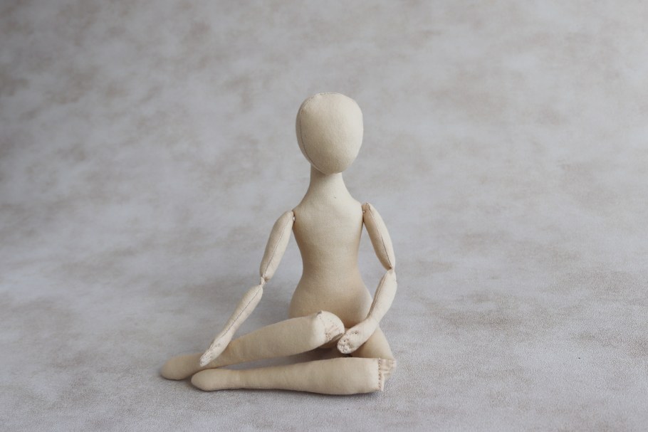 Интерьерная кукла в интерьере квартиры