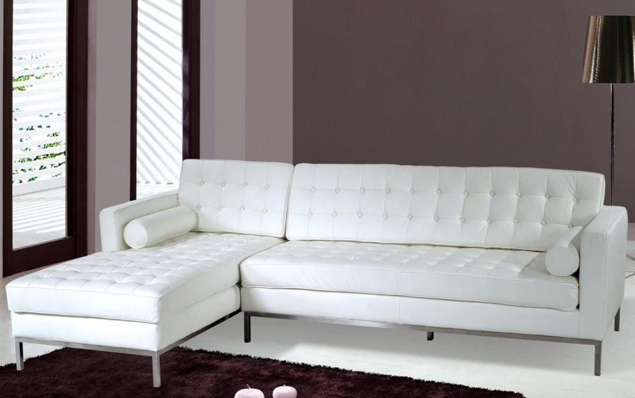 Угловой диван из белой кожи