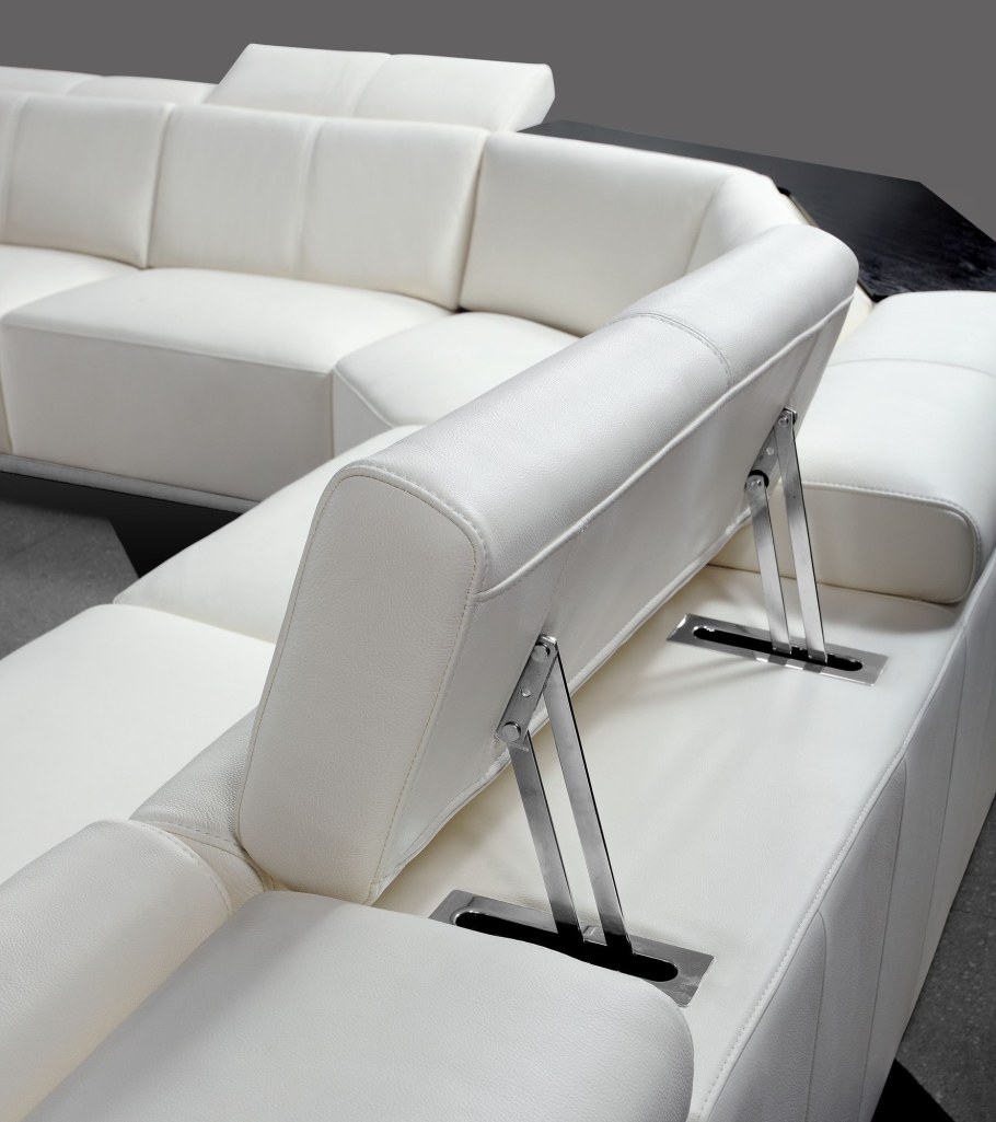 Большой белый диван