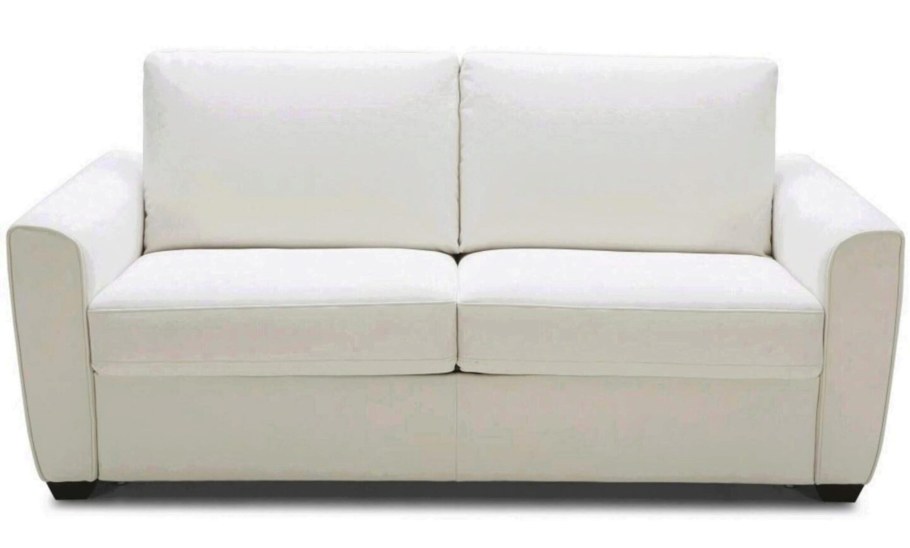 Небольшой белый диван