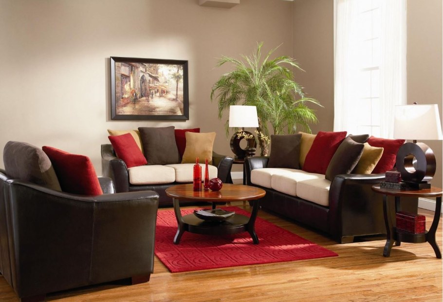 Коричневый диван в интерьере