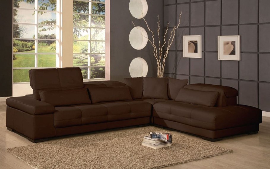 Темно коричневый диван в интерьере