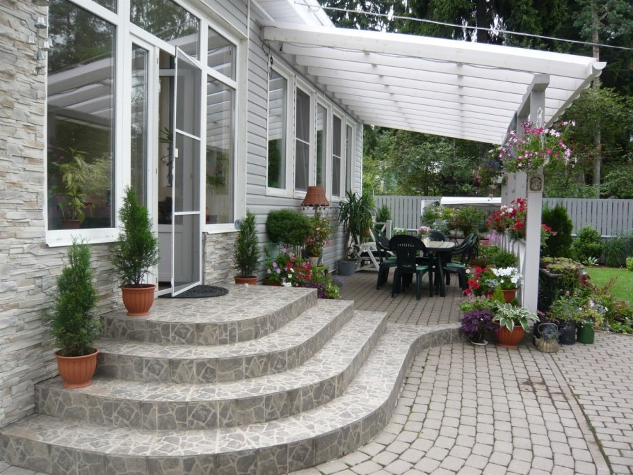 Цветы перед верандой