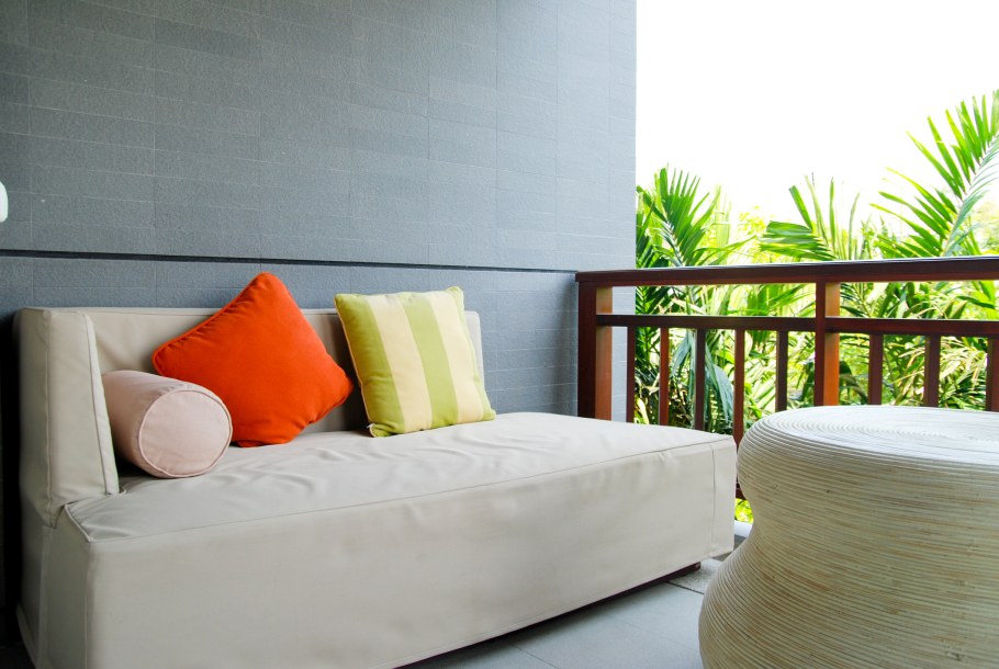 Бескаркасный диван на лоджии