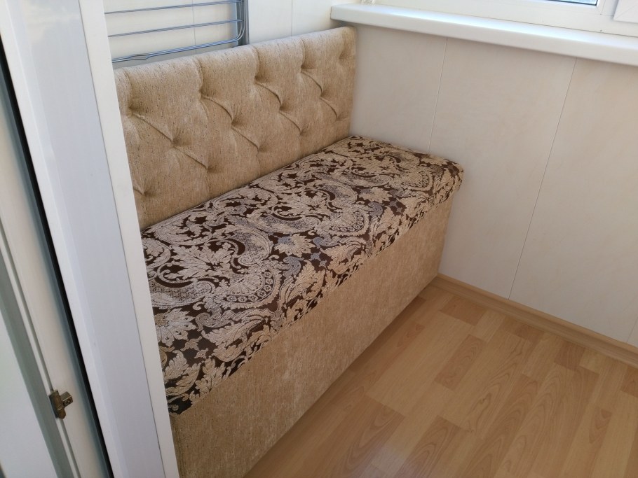 Мягкая скамья на балкон