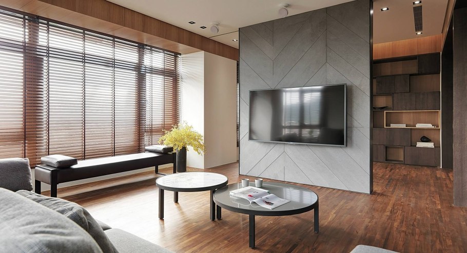 Рейки и ламинат в интерьере гостиной