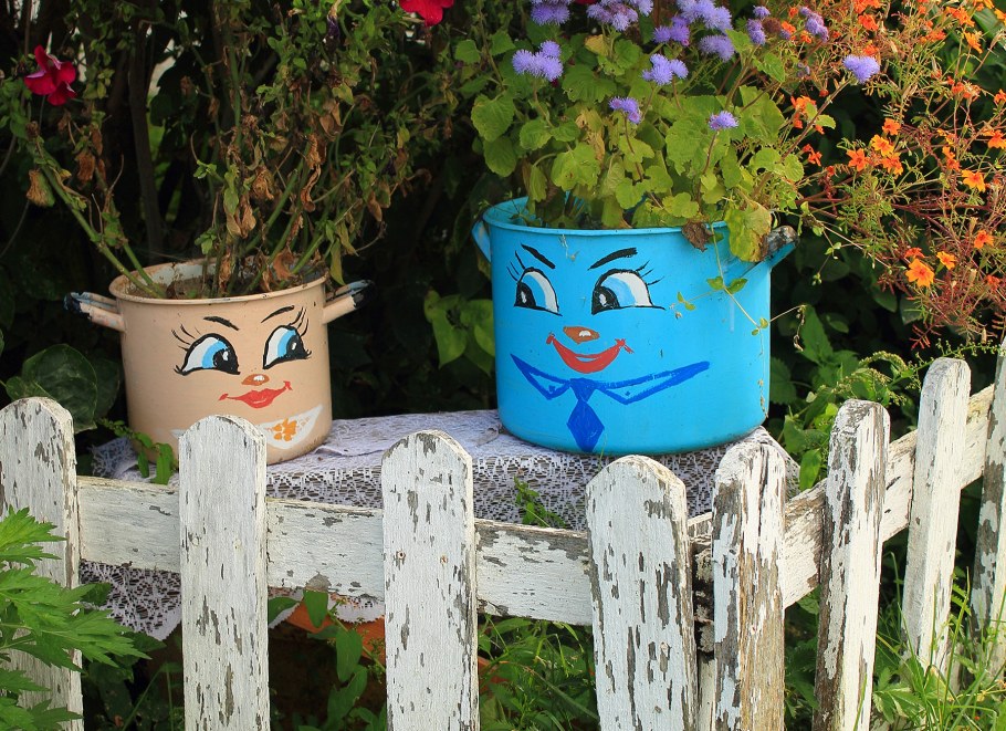 Украшение клумб пластиковыми бутылками