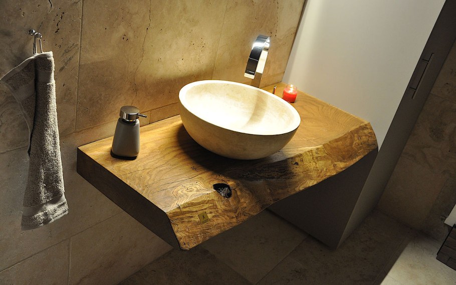 Раковина на деревянной столешнице