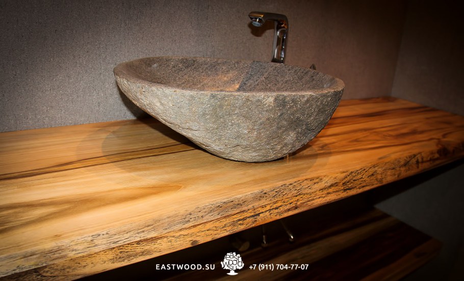 Каменная раковина на деревянной столешнице