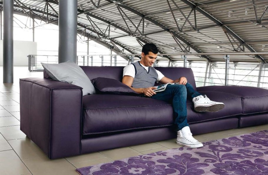 Диван с мягкими подушками