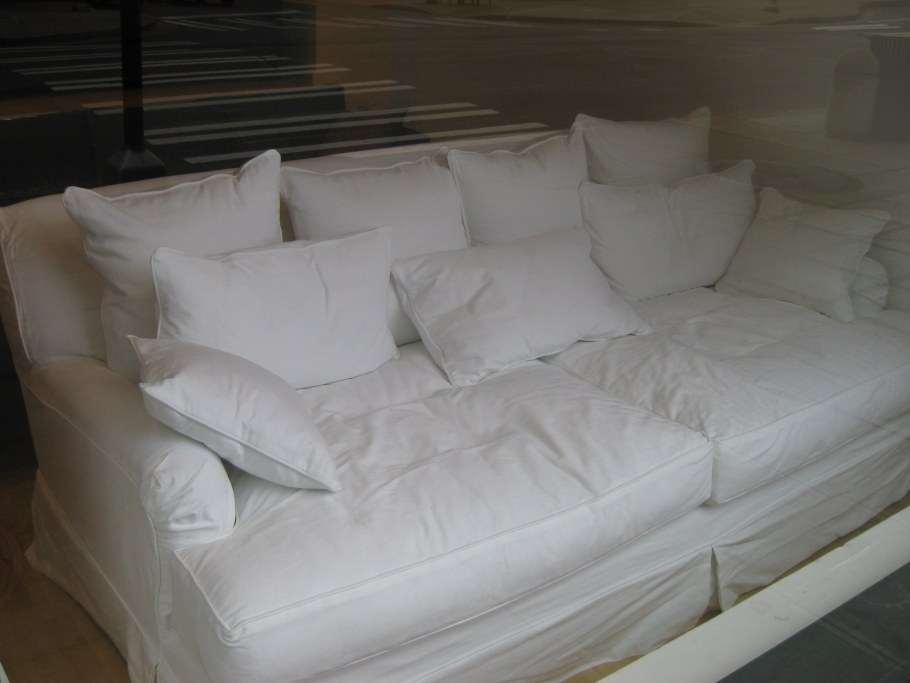 Диван с низкой спинкой и подушками