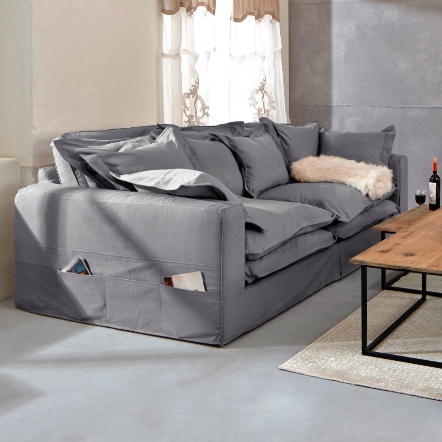 Диван с мягкими подушками