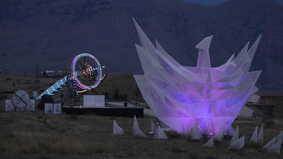 Стрит арт на трассе Таврида