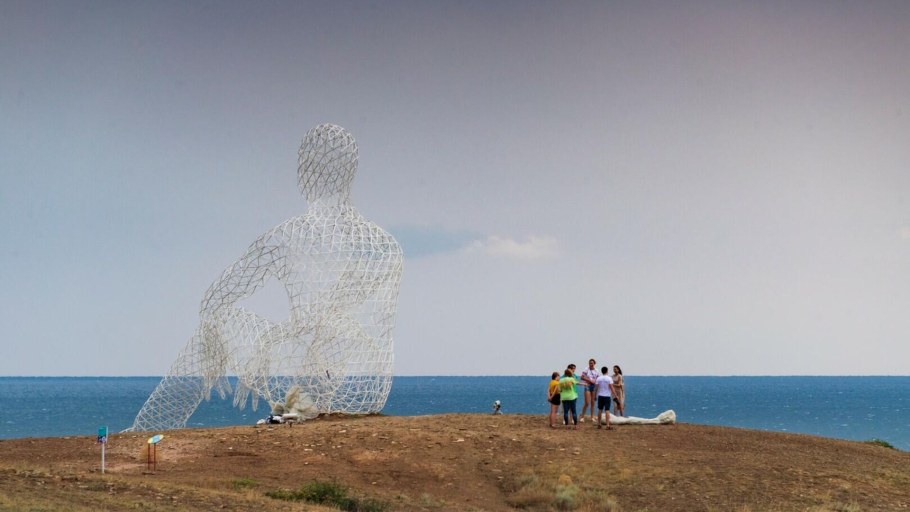 Арт-объект «человек, смотрящий в море» (г. Судак).