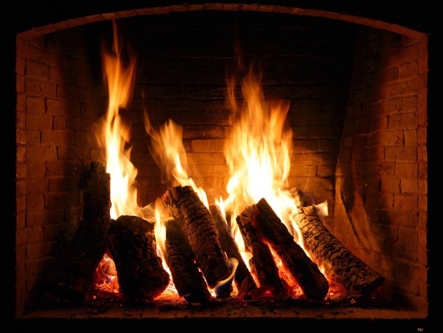 Фотообои и камин в интерьере гостиной