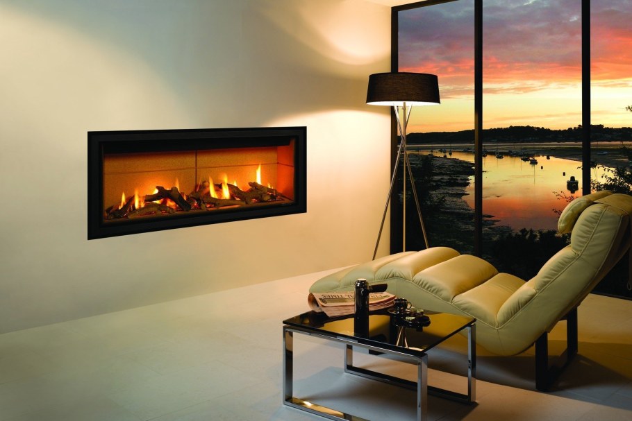 Камин горящий в интерьере