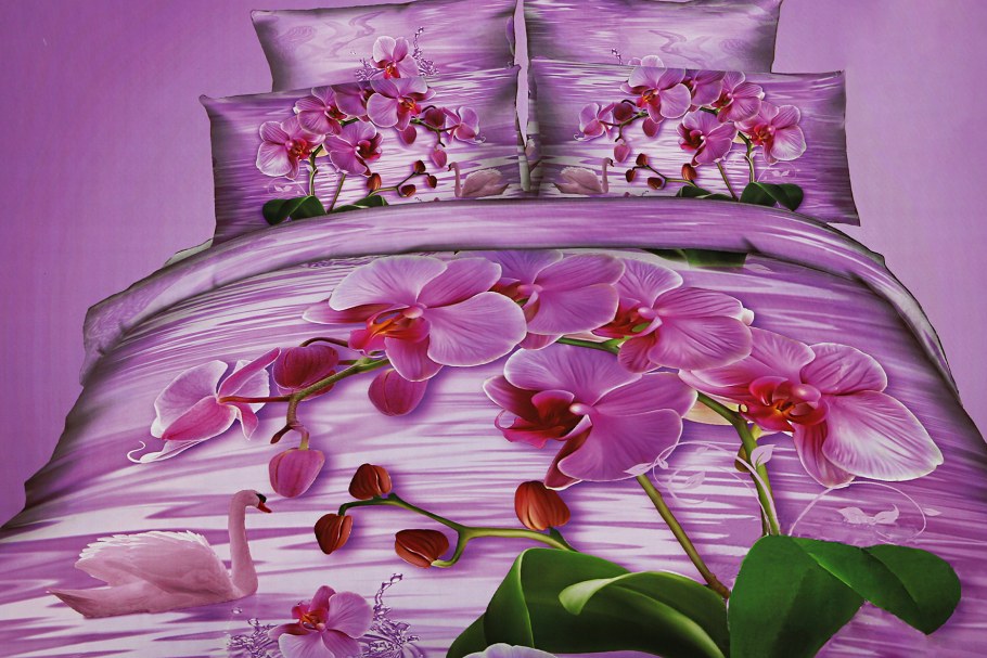 На бежевом атласе фоне весенние цветы