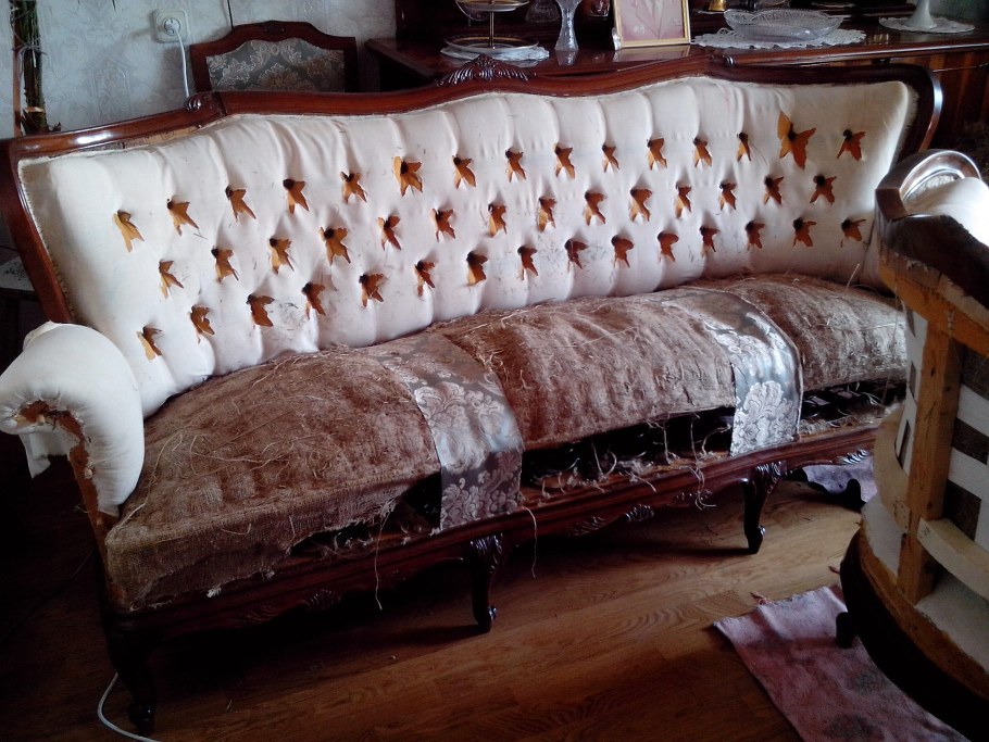 Старый диван