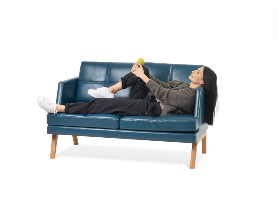 Диван двухместный на ножках